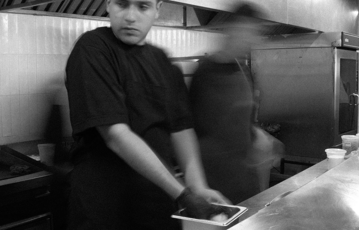 Equipo de cocina en el pase de °cava, cocina asiática en Chacao, Caracas